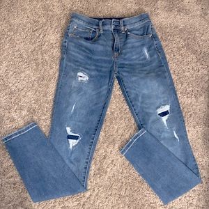 AERO HIGH RISE MID WASH DISTRESSED JEANS NEW WITHOUT TAG. SIZE 4